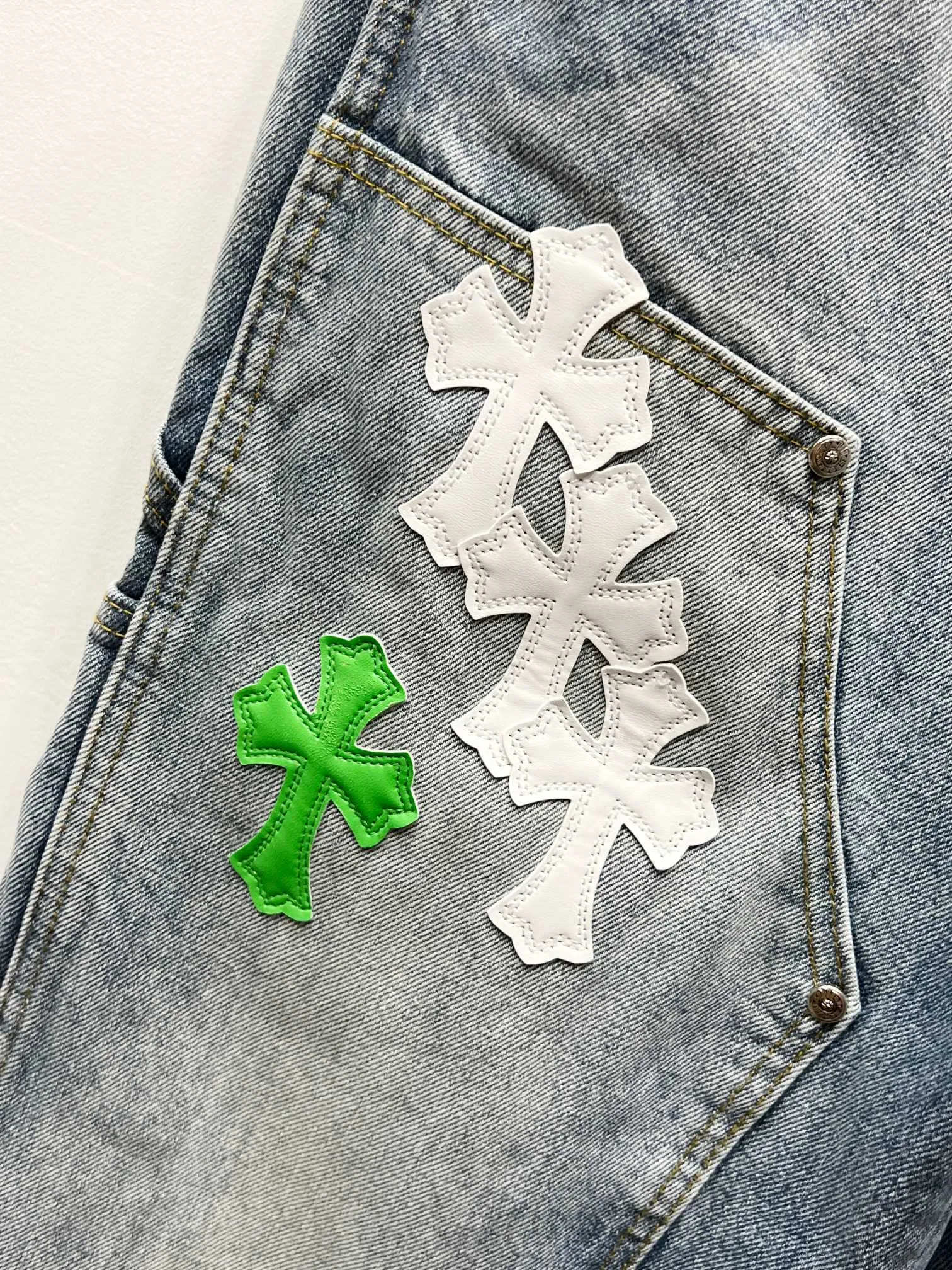 P260 Style No.: (c047) Chrome Hearts & Carhartt 25FW CH workwear logging white and green leather limited edition cow king jeans Chrome Hearts’ most popular color pants are made of beaded canvas fabric, and heavy washing makes the upper body of the fabric more textured and the pants are tall and straight! The three-dimensional cutting of the whole trousers is a masterpiece! The hardware is customized by zp. The beaded canvas fabric is thick and soft after being washed. It has good breathability. Customized small leather label. Unique design. The details are simple and elegant, and the workmanship is exquisite. The whole trousers are neatly routed and the details are in place! It’s so cool that both men and women can easily control the genderless trend!  Size: 28-30-32-34-36